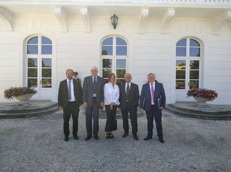 Delegácia ÚNIE pred Prezidentským palácom 30. júla 2020