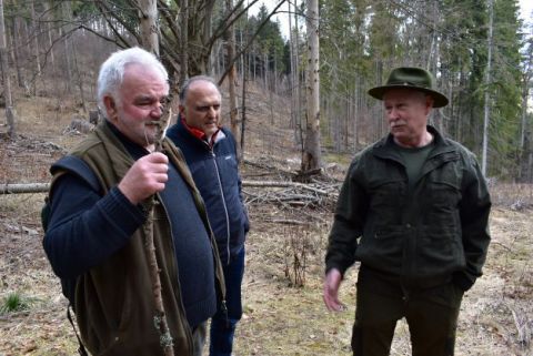 Zľava S. Bystriansky, D. Lukášik a P. Lukš v Dobročskom pralese 