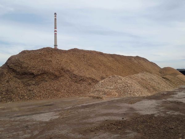 Skládka štiepky v areáli Bukózy 