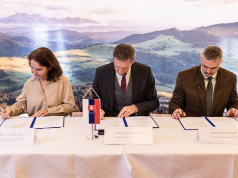 Podpis memoranda, zľava Berta Sta&scaron;kov&aacute;, Milan Majersk&yacute; a Jozef Voľansk&yacute; 