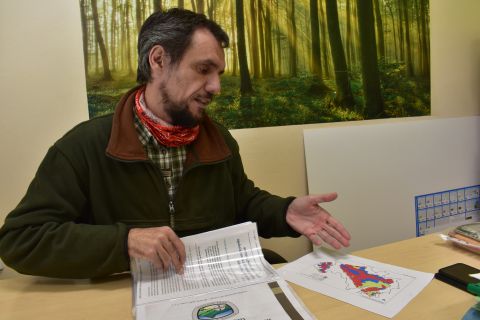 Riaditeľ Mestských lesov v Tisovci Ing. Karol Kubíni  s pôvodným návrhom zonácie Národného parku Muránska planina 