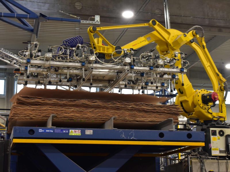 V&yacute;roba preglejky na lisovacej linke 