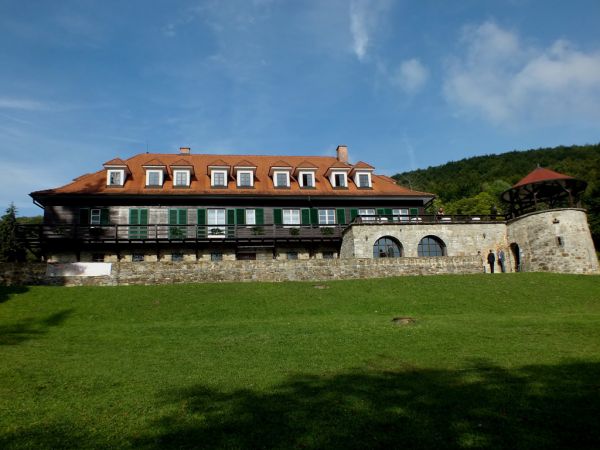 Poľovn&iacute;cky ka&scaron;tieľ Antonst&aacute;l pri Nem&scaron;ovej 