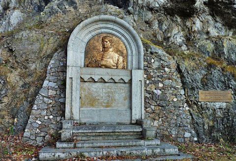 Najstarší pamätník J. D. Matejovie na úpätí brala v Dolnom Jelenci pri Starých Horách, slávnostne odhalený v roku 1913