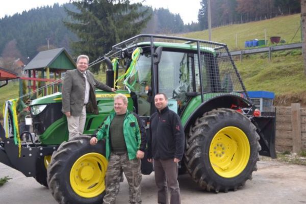 Ing. Milan Ovsen&iacute;k (vľavo) pri krste lesn&eacute;ho stroja 