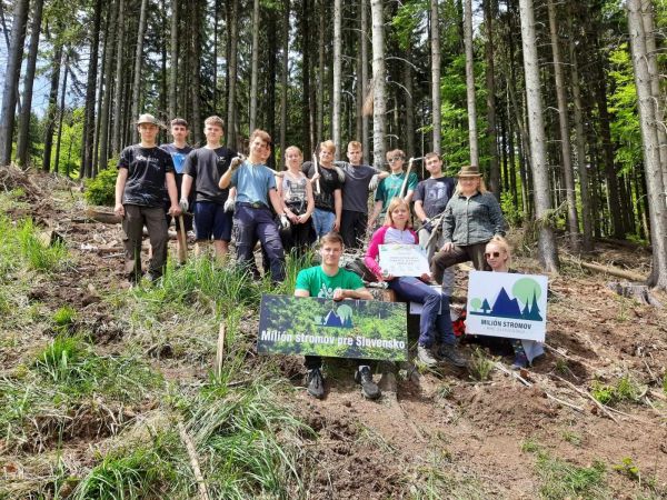 Ing. Petra Jankejová so stredoškolákmi po zalesňovaní 