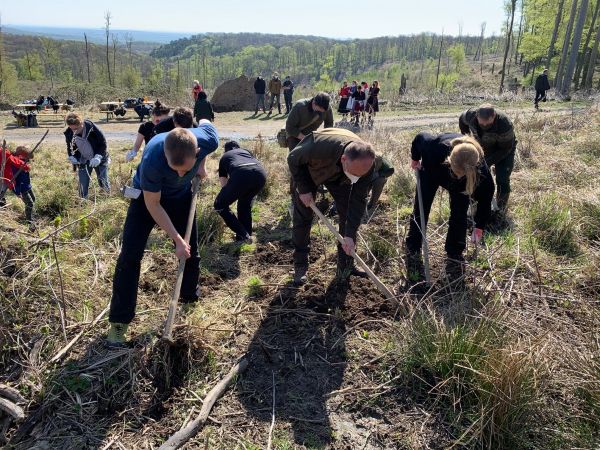 Gener&aacute;lny riaditeľ LESY SR Tom&aacute;&scaron; Čuka zalesňuje s prezidentkou SR Zuzanou Čaputovou 