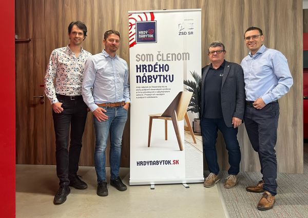 Zľava Luk&aacute;&scaron; Medveď, Igor Patr&aacute;&scaron; ml., Peter Zeman&iacute;k, Michal Blizniak pri predstavovan&iacute; vizu&aacute;lu podpornej kampane Hrd&yacute; n&aacute;bytok zo Slovenska.