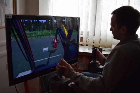 Práca s harvestorovým simulátorom 