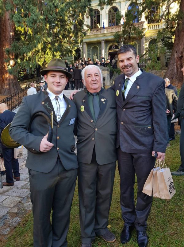 Tri gener&aacute;cie Kovalč&iacute;kovcov pred &scaron;kolou v Banskej &Scaron;tiavnici - zľava vnuk Martin, v strede star&yacute; otec J&aacute;n a vpravo otec Martin