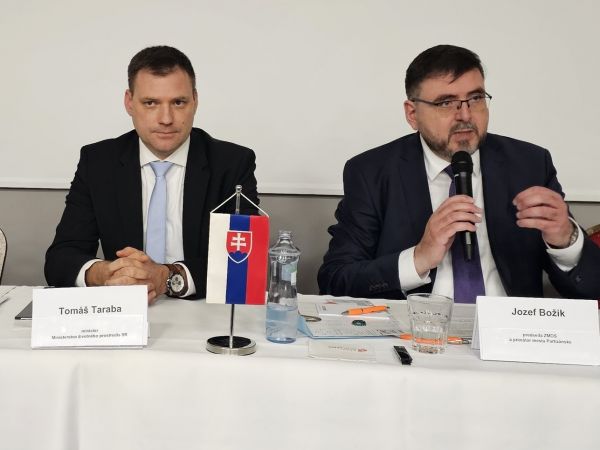 Minister Tomáš Taraba na snímke vľavo s predsedom ZMOS-u Jozefom Božíkom 