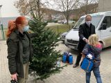 Štátni lesníci rozdávajú voňavé vianočné stromčeky
