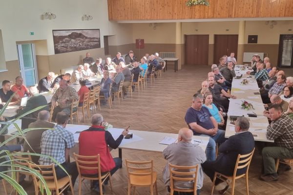 &Uacute;častn&iacute;ci snemu Turčianskeho region&aacute;lneho združenia vlastn&iacute;kov ne&scaron;t&aacute;tnych lesov, ktor&eacute; takisto vyzvalo envirorezort, aby zastavil proces zon&aacute;cie N&aacute;rodn&eacute;ho parku Veľk&aacute; Fatra 