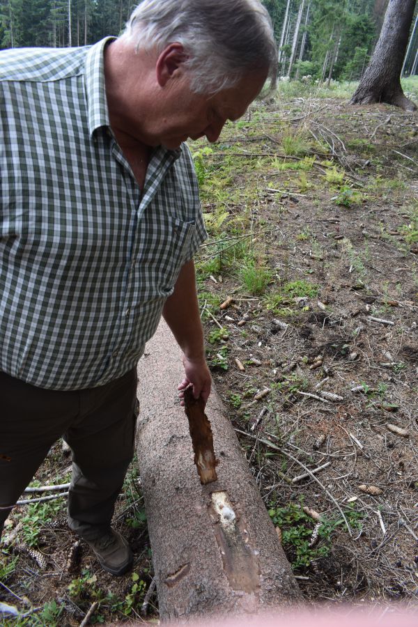 Peter Staroň pri lap&aacute;ku