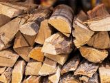 Správne uložené drevo na kúrenie 