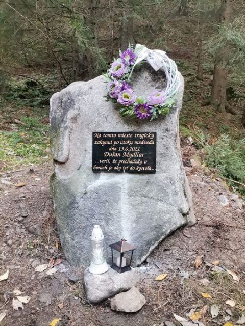 Pomník obeti útoku medveďa