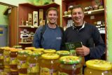 Tibor Vargapál so synom Marekom v košickej predajni so včelými produktami 