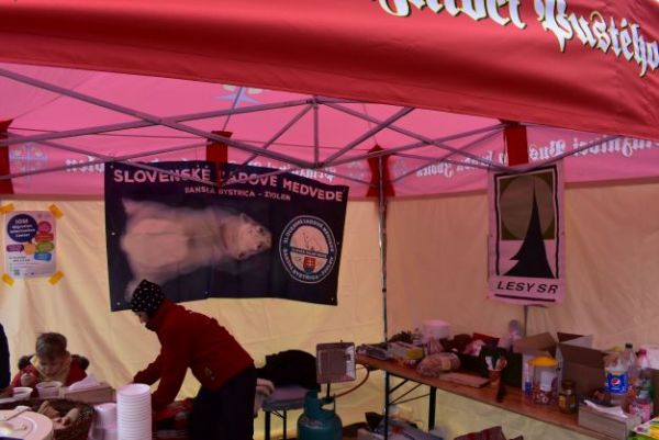 Mal&yacute; chlapec z Ukrajiny si pochutn&aacute;va na gul&aacute;&scaron;i, ktor&yacute; navarili lesn&iacute;ci zo &scaron;t&aacute;tneho podniku LESY SR a dobrovoľn&iacute;cii zo Zvolena a Banskej Bystrice