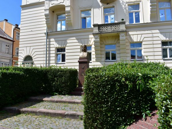 Pamätník Jozefa Dekreta Matejovie v Národnej ulici pri Generálnom riaditeľstve LESY SR š. p. v Banskej Bystrici 