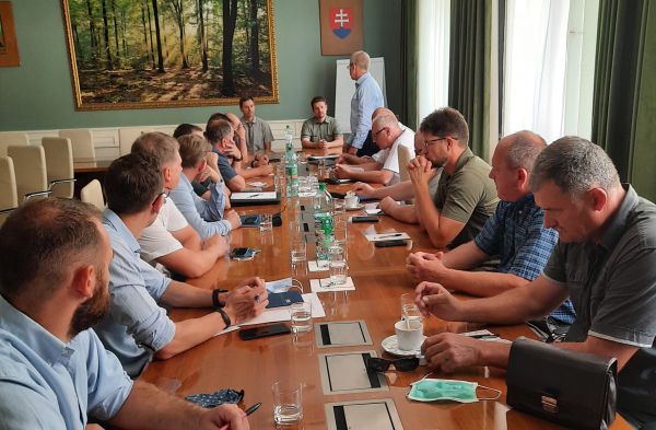 Lesn&iacute;ci a spracovatelia dreva rokuj&uacute;. O nich sa v&scaron;ak nerokuje... 