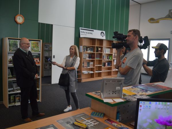 Ing. Jan Václavík poskytuje rozhovor po tlačovej konferencii 