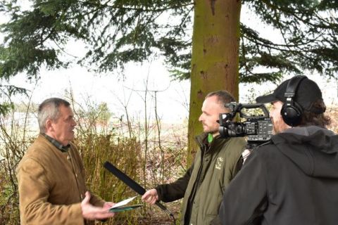 Koordinátor odbornej platformy Ing. František Štulajter, CSc. (vľavo) vysvetľuje lesnícke stanoviská pre reláciu Halali 