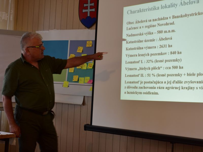 Ing. Peter Zima prezentuje n&aacute;vrh vodoz&aacute;držn&yacute;ch opatren&iacute; v lese