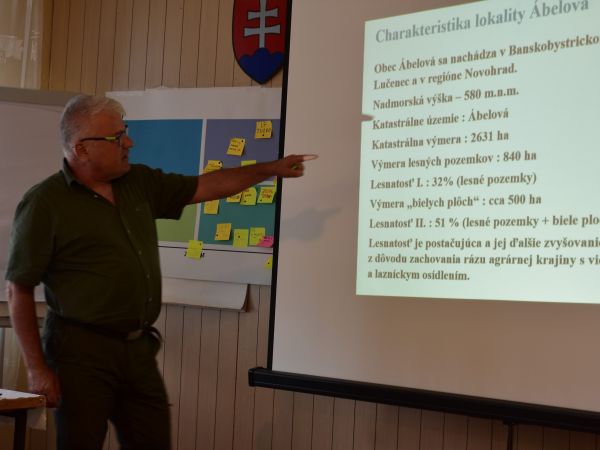 Ing. Peter Zima prezentuje n&aacute;vrh vodoz&aacute;držn&yacute;ch opatren&iacute; v lese