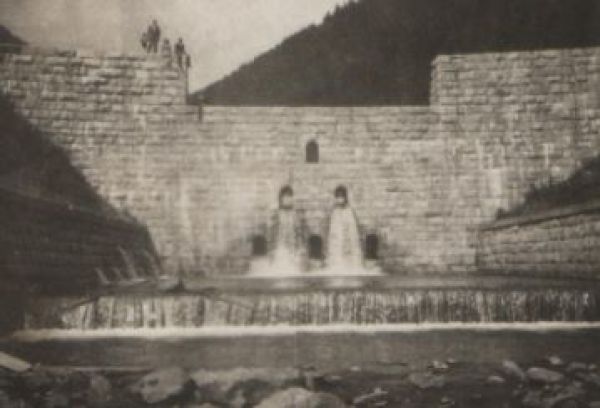 Lesn&iacute;ci obnovia tajch na Račkovom potoku