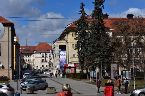 V pozadí budova generálneho riaditeľstva š. p. LESY SR