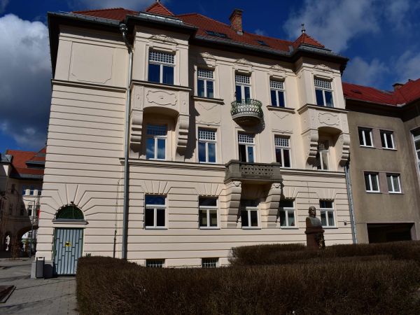 Budova Generálneho riaditeľstva LESY SR, š. p. v Banskej Bystrici z Národnej ulice 