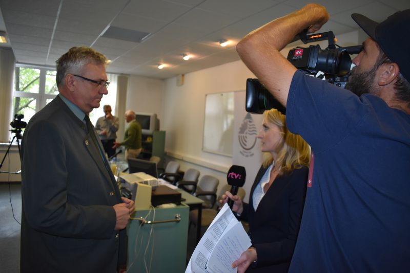 Ing. Igor Viszlai poskytuje rozhovor redaktorke RTVS