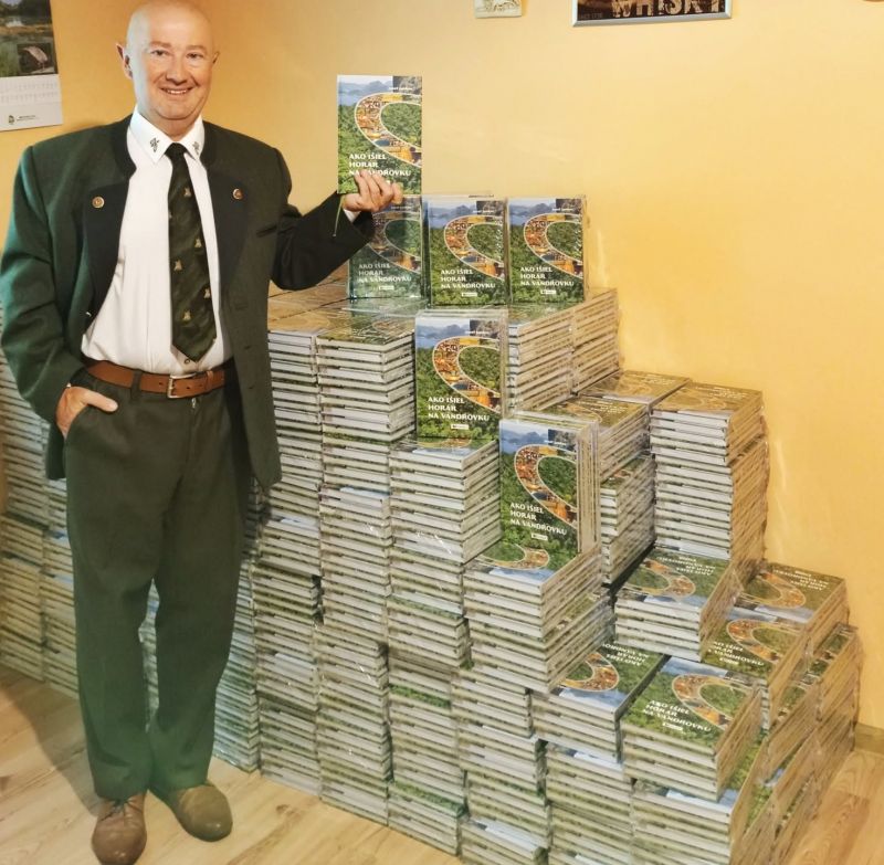 Jizef Jankov s výtlačkami novej knihy 