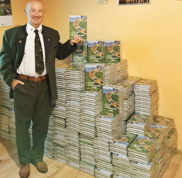 Jizef Jankov s výtlačkami novej knihy 