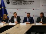 Účastníci včerajšej tlačovej konferencie Ministerstva životného prostredia SR
