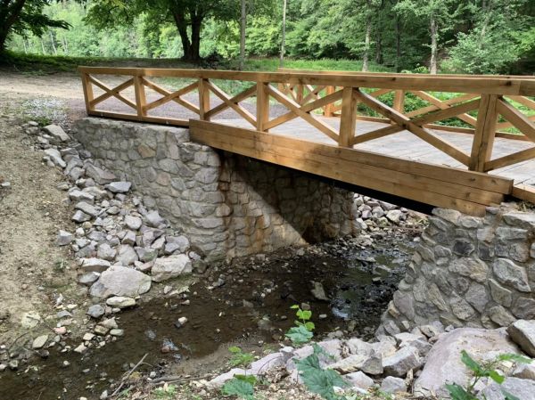 Opraven&yacute; most v topoľčianskom parku 