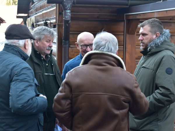 Filip Kuffa (vpravo) počas prestávky zasadnutia predsedníctva diskutoval s vlastníkmi lesov 