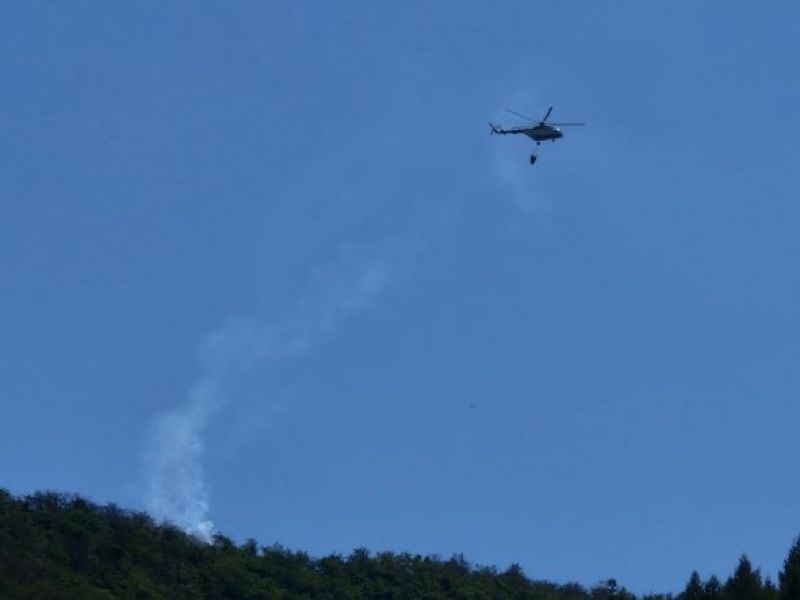 Hasenie lesného požiaru zo vzduchu vakmi s vodou 