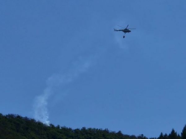 Hasenie lesného požiaru zo vzduchu vakmi s vodou 