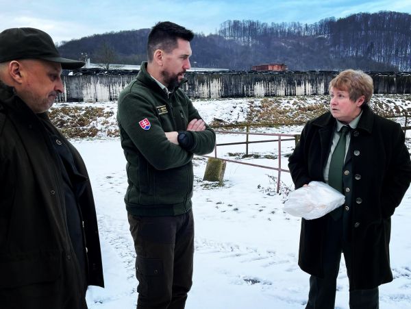 Minister Richard Takáč (v strede) v rozhovore so zamestnancami LPM Ulič
