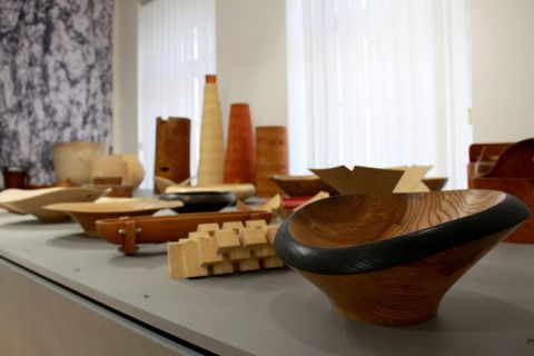 Foto z výstavy o dreve v Galérii ÚĽUV-u