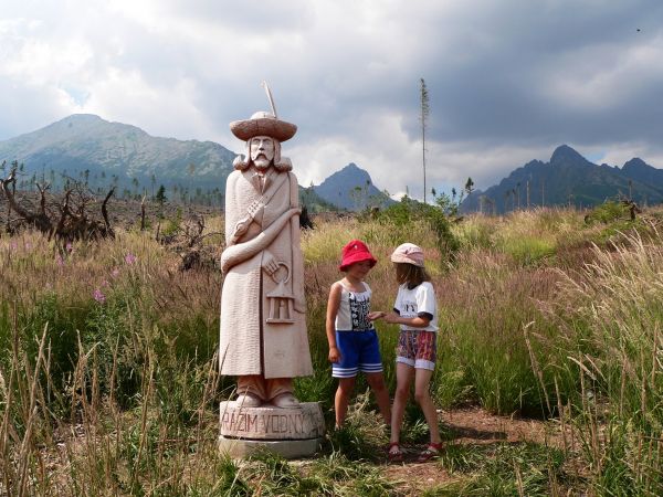 Vartáš Vodného lesa s dievčatkami 