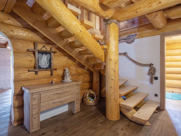 Interiér zrubu Bedřichov, oceneného v súťaži Drevená stavba roka 2023