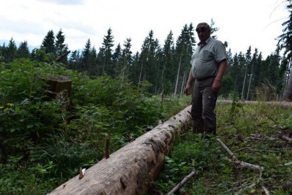 Peter Staroň pri lap&aacute;ku na obnovenej ploche v Urb&aacute;ri Bobrovec 