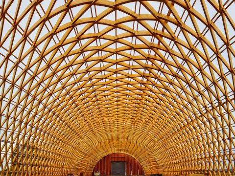 Drevená lamelová konštrukcia strechy objektu v Berlíne 