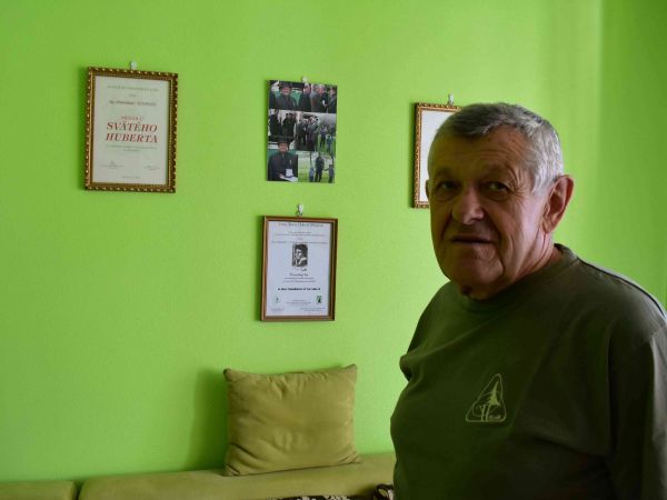 Ing. Stanislav Nov&aacute;k a na stene Pam&auml;tn&yacute; list nominanta na Cenu Jozefa Dekr&eacute;ta Matejovie 2008