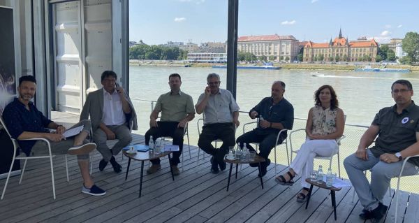 &Uacute;častn&iacute;ci diskusie o medveďoch na Ekotopfilme 