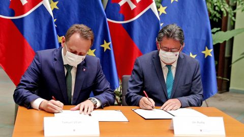 Ministri Samuel Vlčan a Ján Budaj podpisujú memorandum o  národných parkoch 