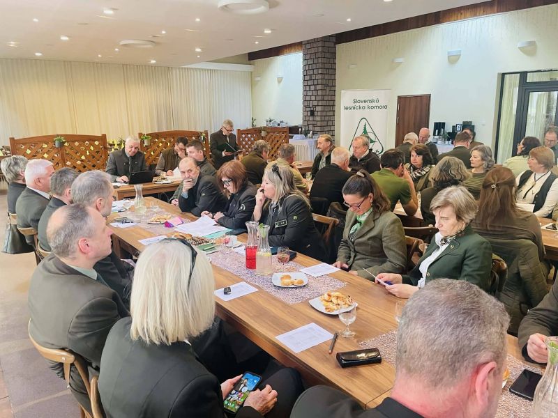 &Uacute;častn&iacute;ci Valn&eacute;ho zhromaždenia Oblastnej lesn&iacute;ckej komory Bratislava 