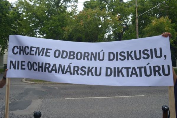 Jeden z transparentov na prolesníckom zhromaždení pred Úradom Vlády SR 23. augusta 2021 